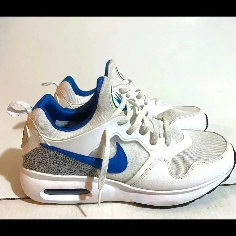 Nike Air max low top athletic sneakers